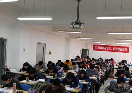 福州智圆MBA考研线下面授班学员课堂上课场景