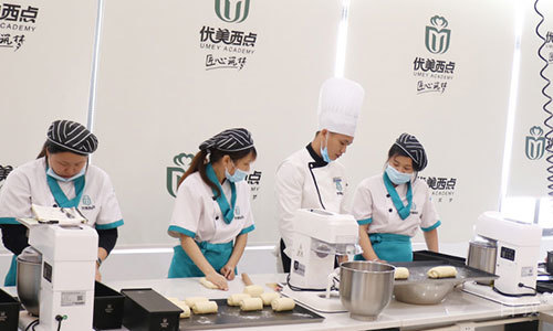 老师指导学生