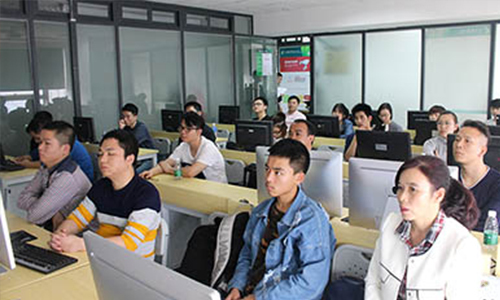 学员认真听课