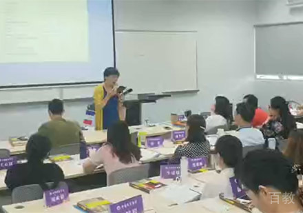 老师为学生们上课