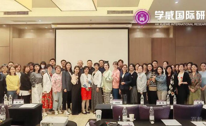 南宁学威国际商学院毕业集体合照