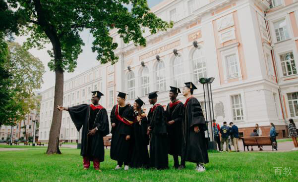 南宁学威国际商学院毕业合照