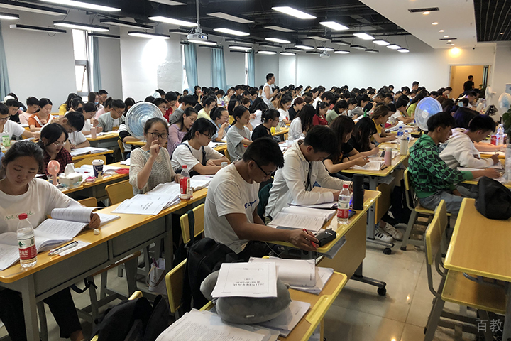 认真学习的学生