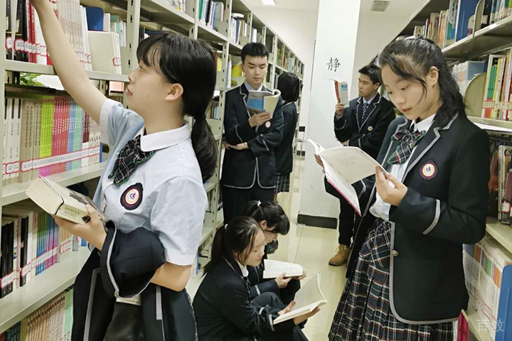 图书馆的学生