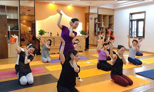 老师教导学生
