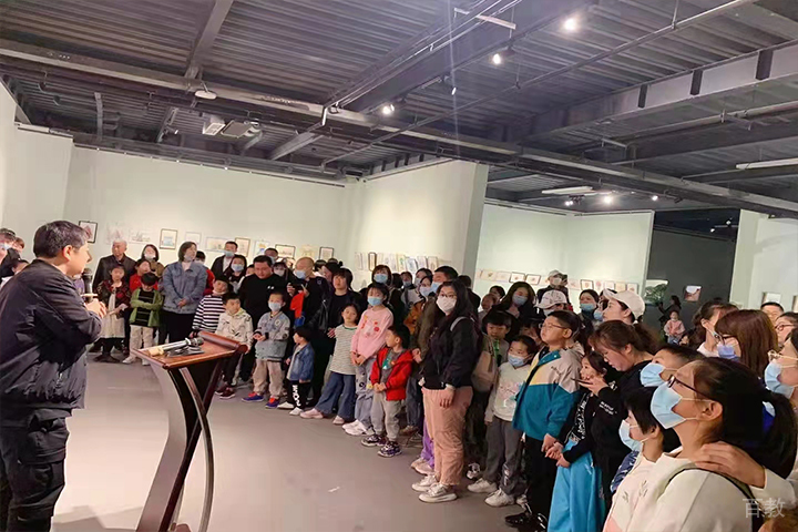 天津润松美育组织参观展览