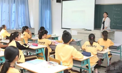 学生认真听课