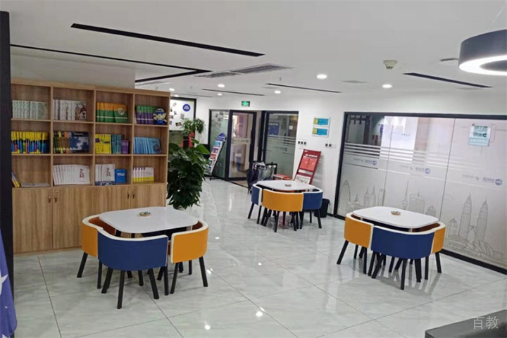 学校大厅休息处