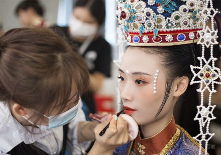 女孩子学习化妆前景好吗