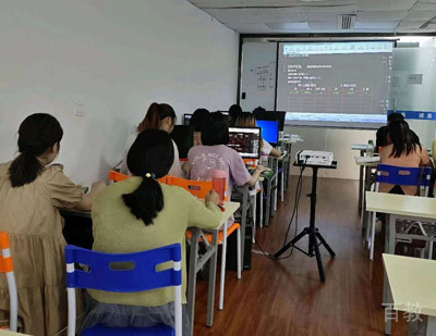 校区学员正在上课展示