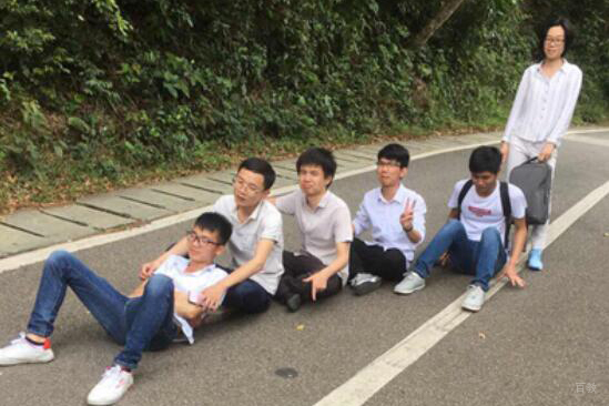 爬山游玩