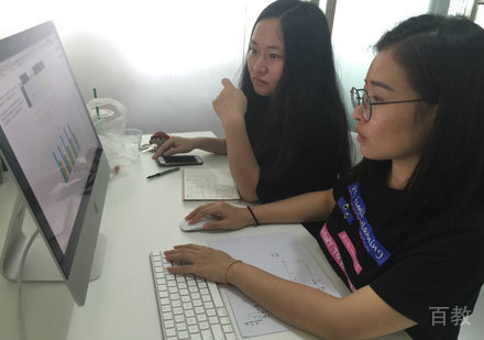 学员认真学习中