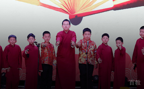 老师和孩子们表演