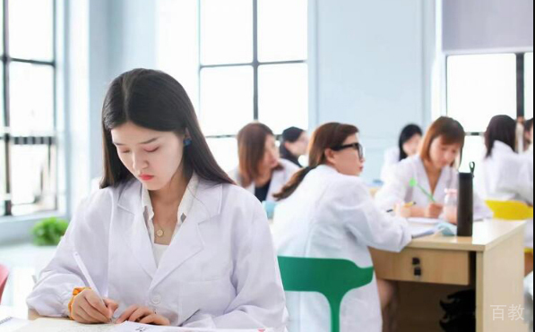 聚仕化妆上课情况