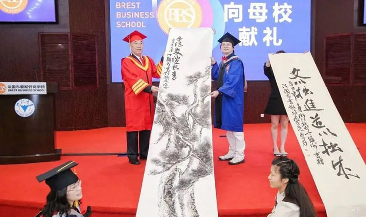 大连布雷斯特商学院上台领奖