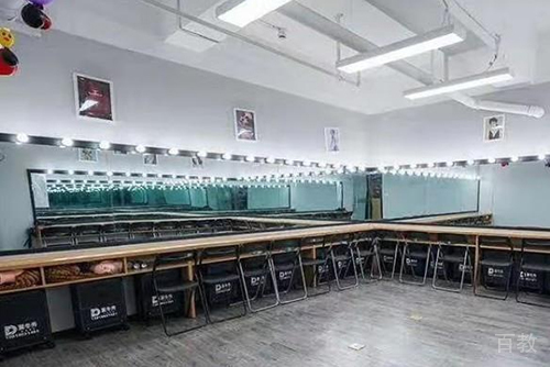 上海董冬秀彩妆造型培训学校干净的教室