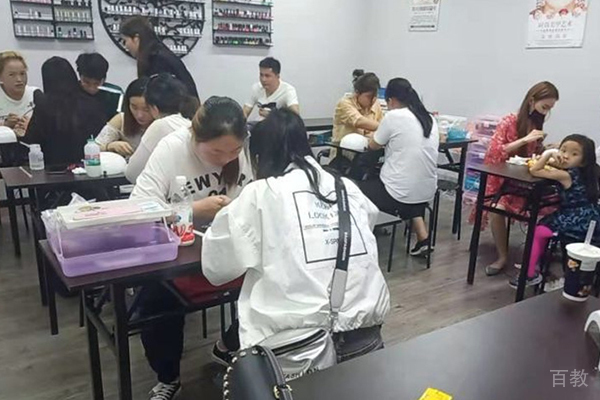 上海董冬秀彩妆造型培训学校学员美甲实操