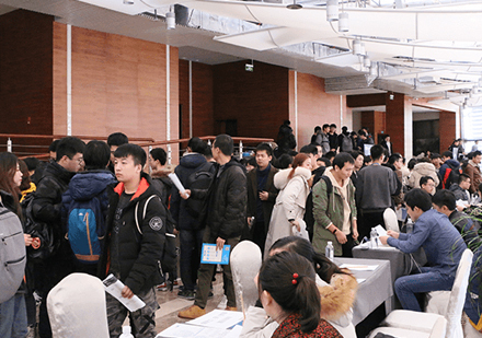 北京千锋IT培训校区毕业学员招聘会场景