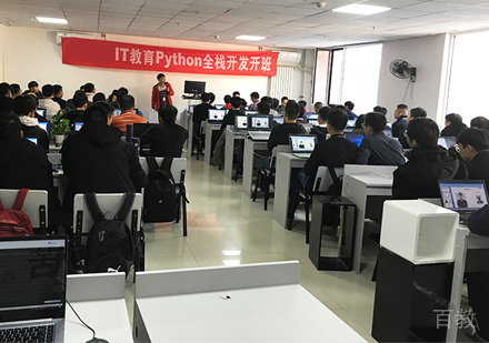 北京老男孩教育校区学员上课场景