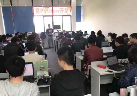 北京老男孩教育校区学员上课场景