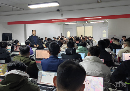 北京老男孩教育校区老师授课场景展示
