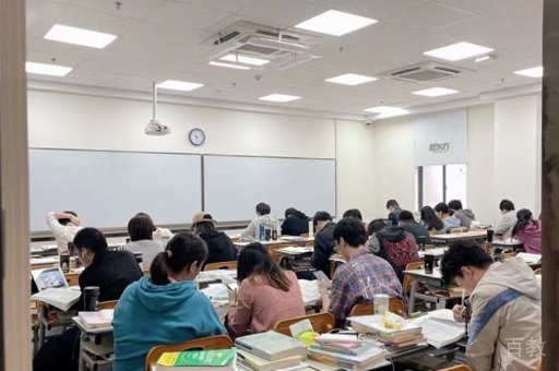 武汉新东方考研校区学员上课场景