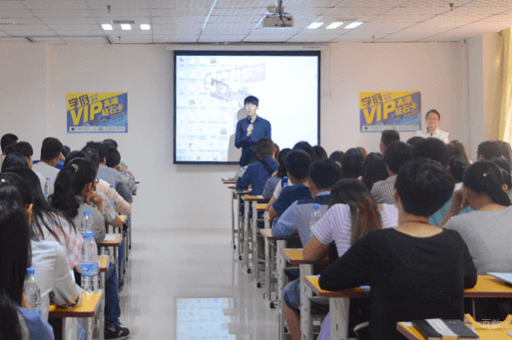 合肥学府考研校区老师授课场景