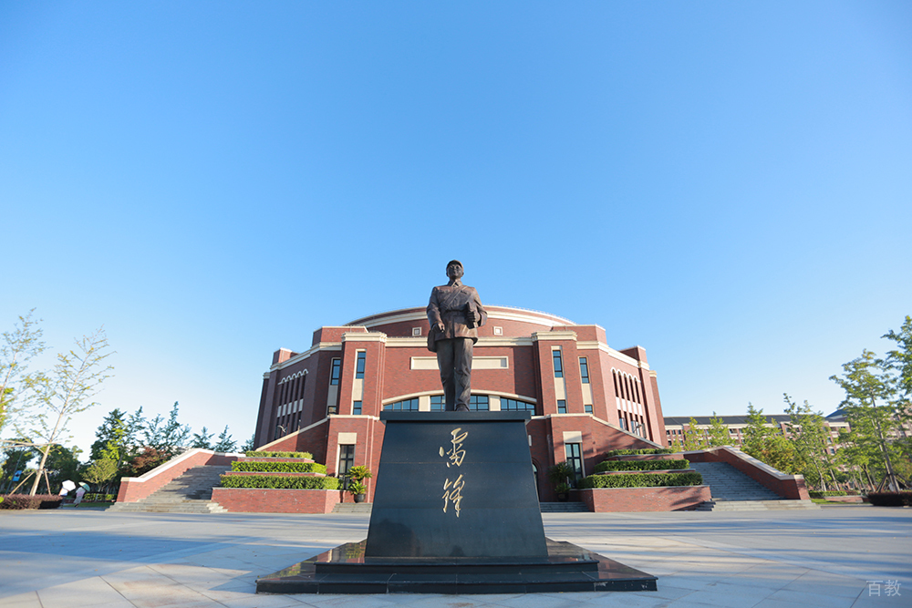 上海建桥融中雷锋塑像