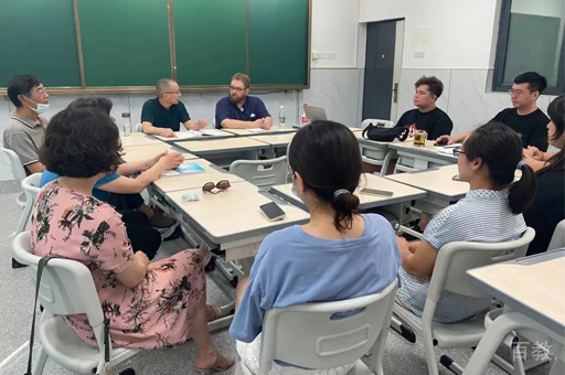 武汉二中国际部中外方管理与师资团队召开新学期会议