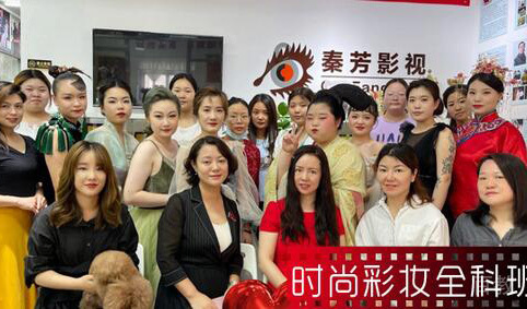 学员和老师合影