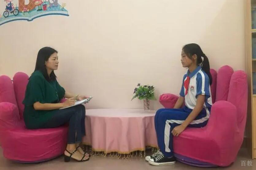 老师给学生进行心理辅导