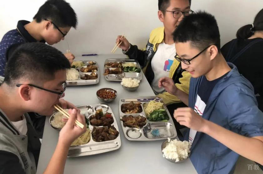 学生吃饭