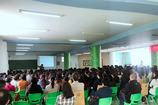 合肥新东方高复学校校区学员上课场景展示