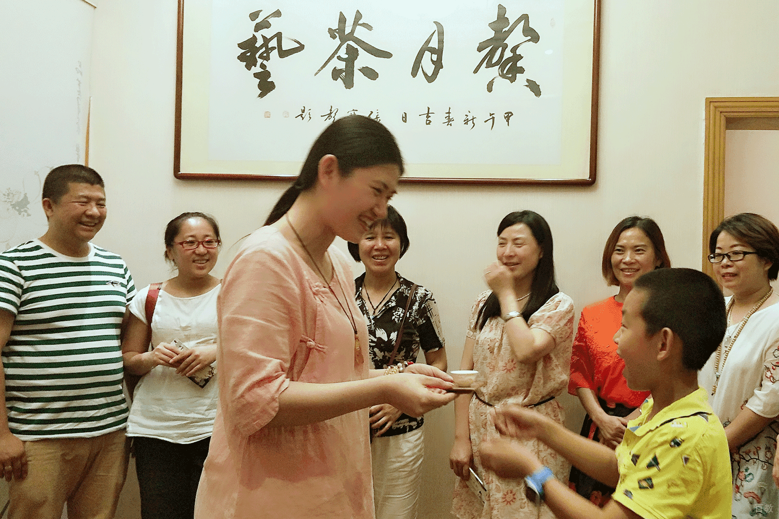 小学员学习茶艺