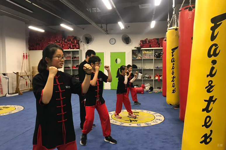 学员上散打课