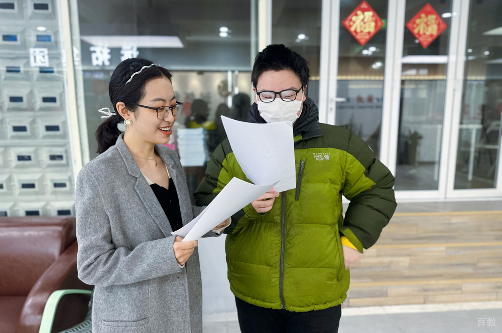 老师给学生讲题