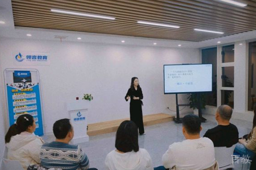 北京领言口才线下校区老师授课场景展示
