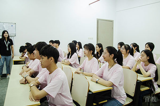 武汉思乐学传媒校区学员课堂上课场景展示