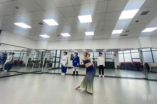 武汉思乐学传媒校区学员课堂上课场景展示