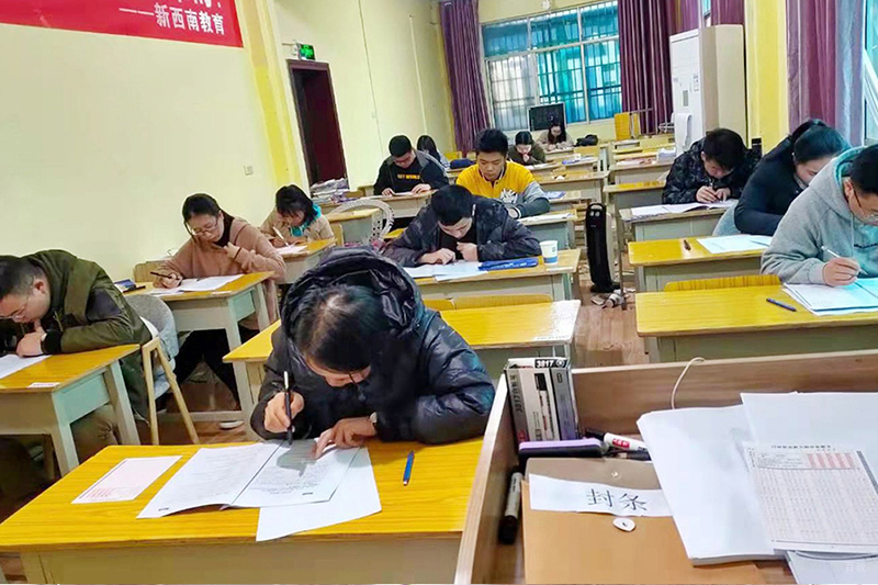 学生考试现场