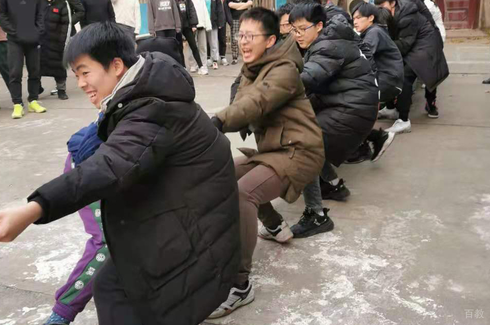 学生参加拔河比赛
