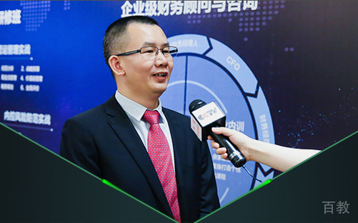 老师接受采访