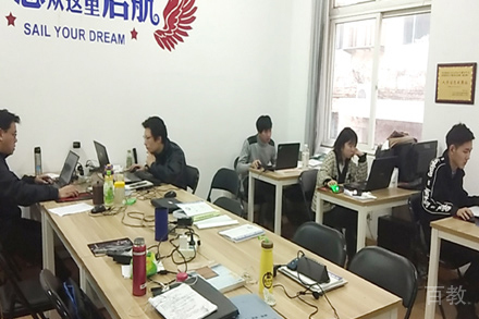 武汉绿洲同济教育校区学员上课场景展示