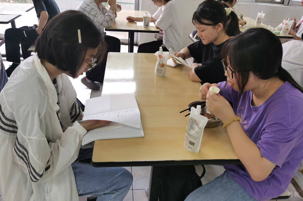 学生吃早饭