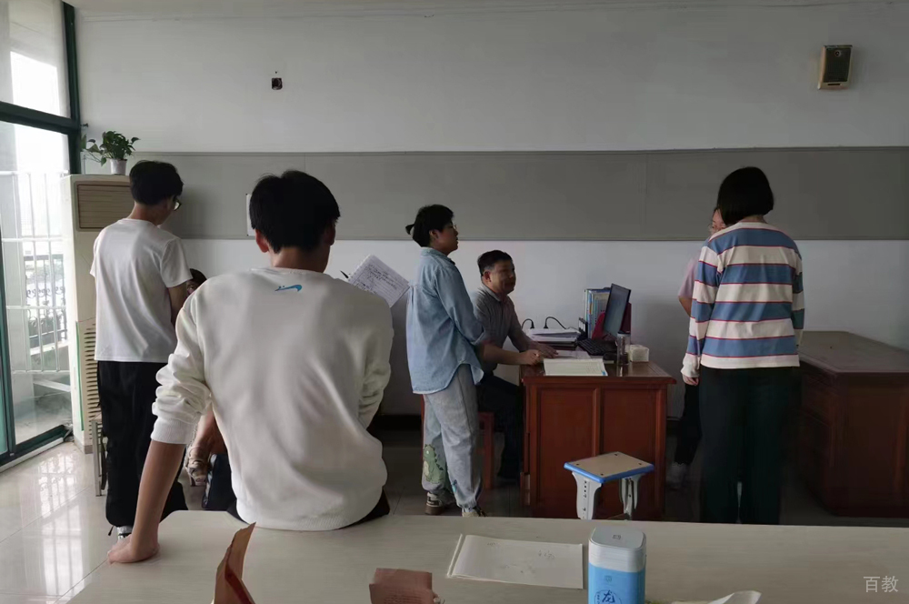 学生背书
