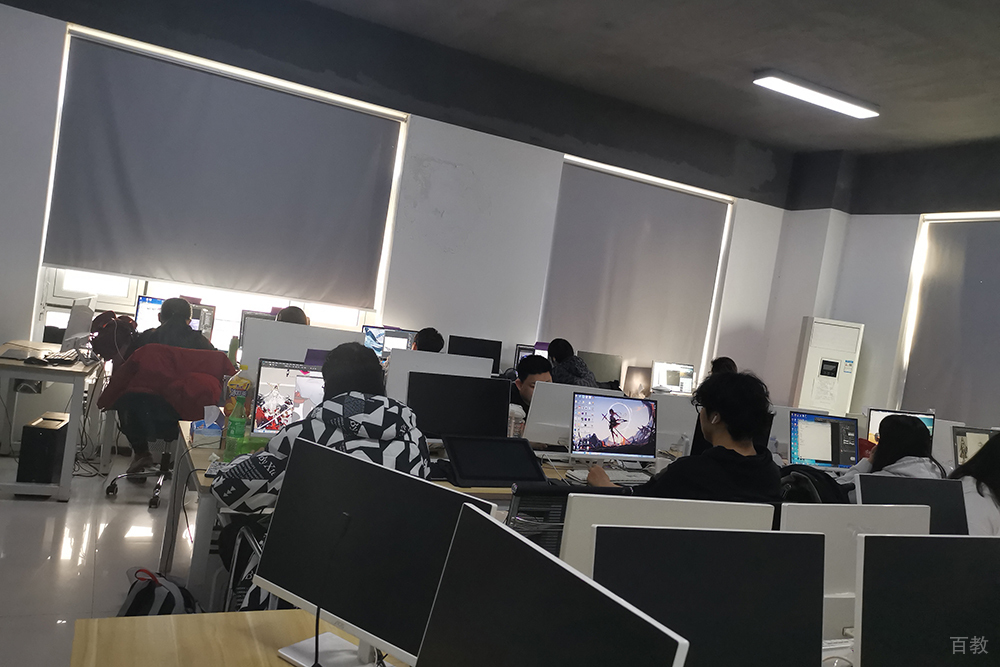 北京王氏教育认真自习的学员