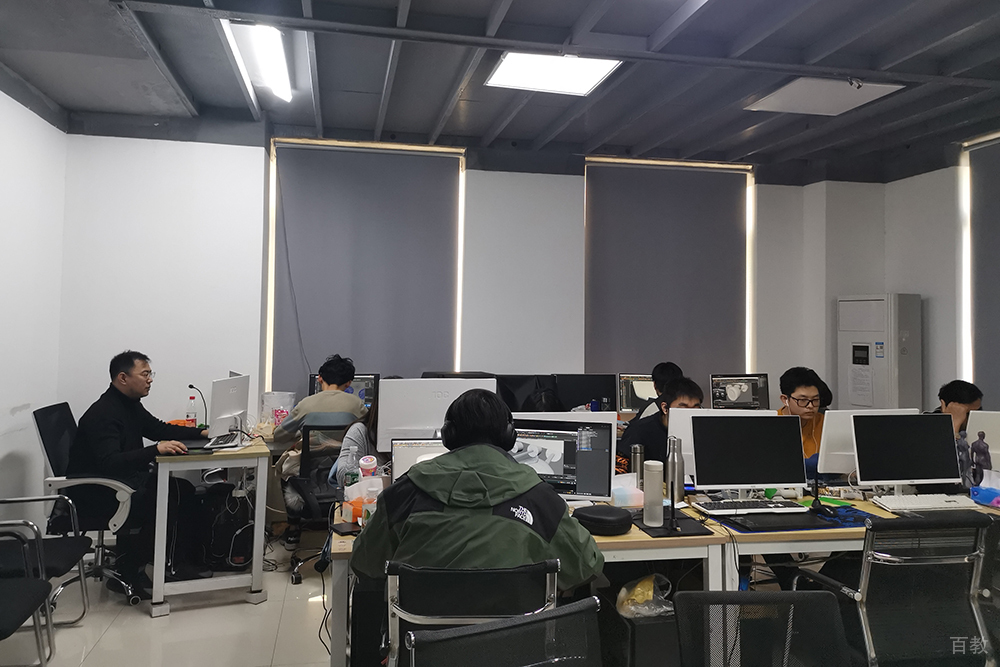 北京王氏教育在教室认真学习的学生