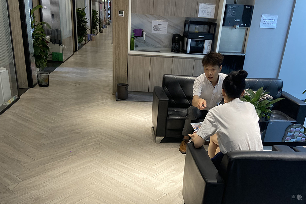 北京H.E留学机构学生咨询现场