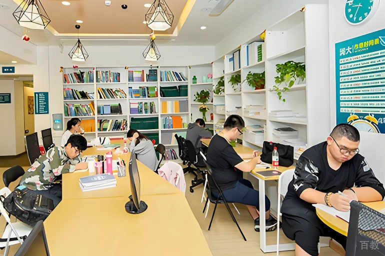 学校学员自习场景
