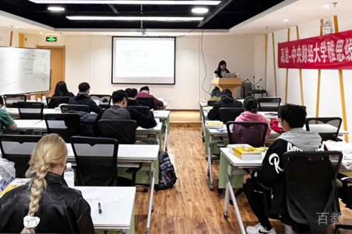 武汉高途公考校区学员课堂场景展示